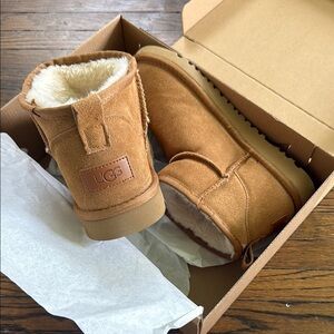UGG women’s ultra mini boots SZ 9